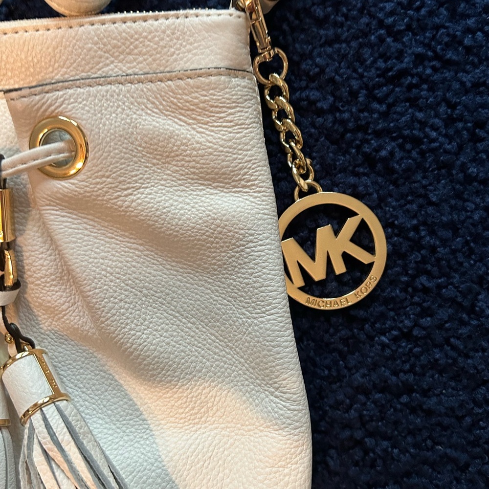Michael Kors Camden white pebbled crossbody - Picture 5 of 10